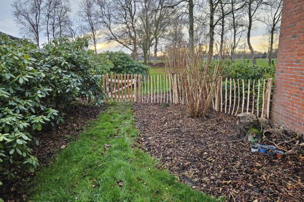 Gartenzaun mit Beet